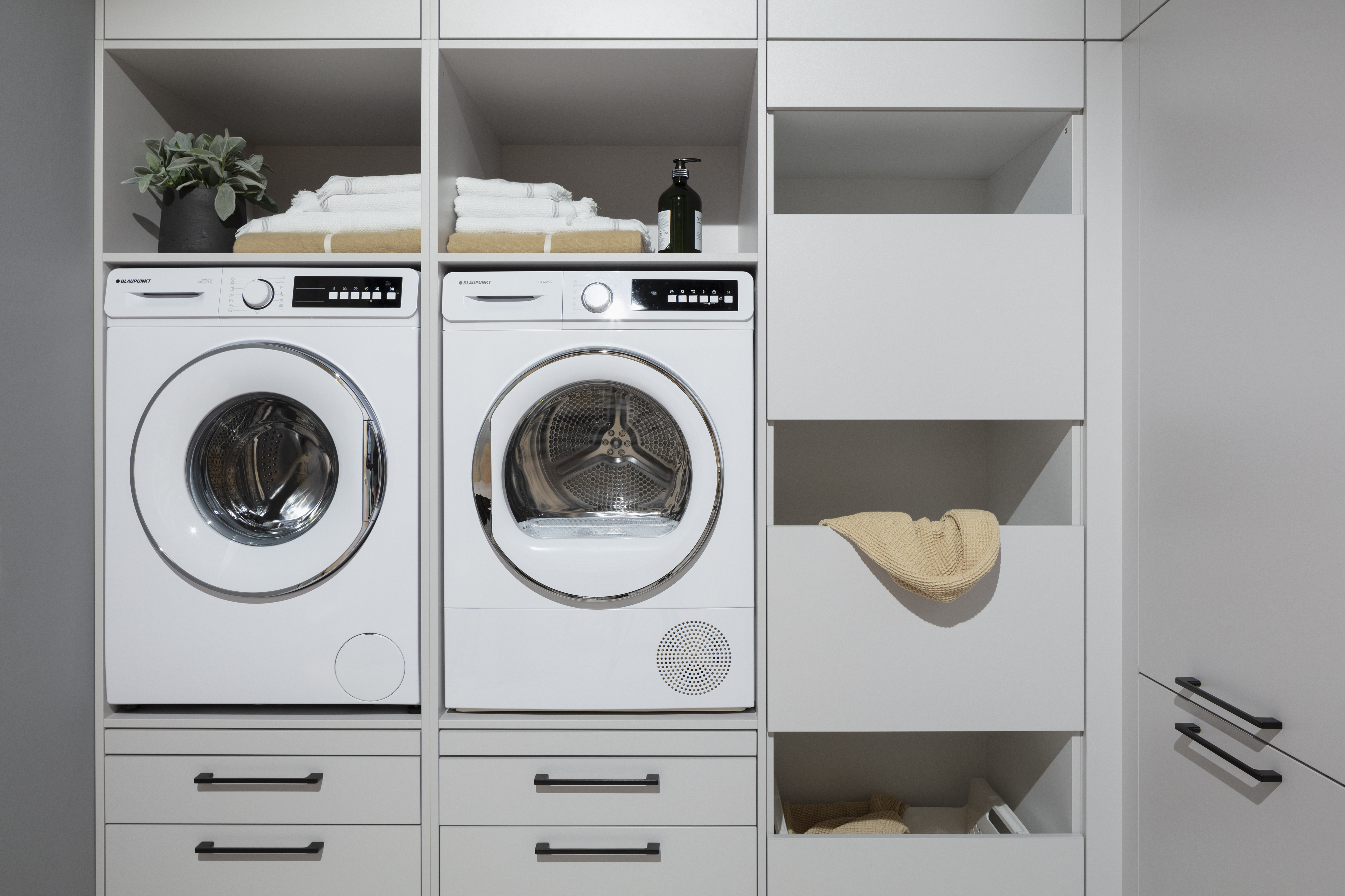 Hauswirtschaftraum mit Waschmaschine und Trockner von Blaupunkt. 