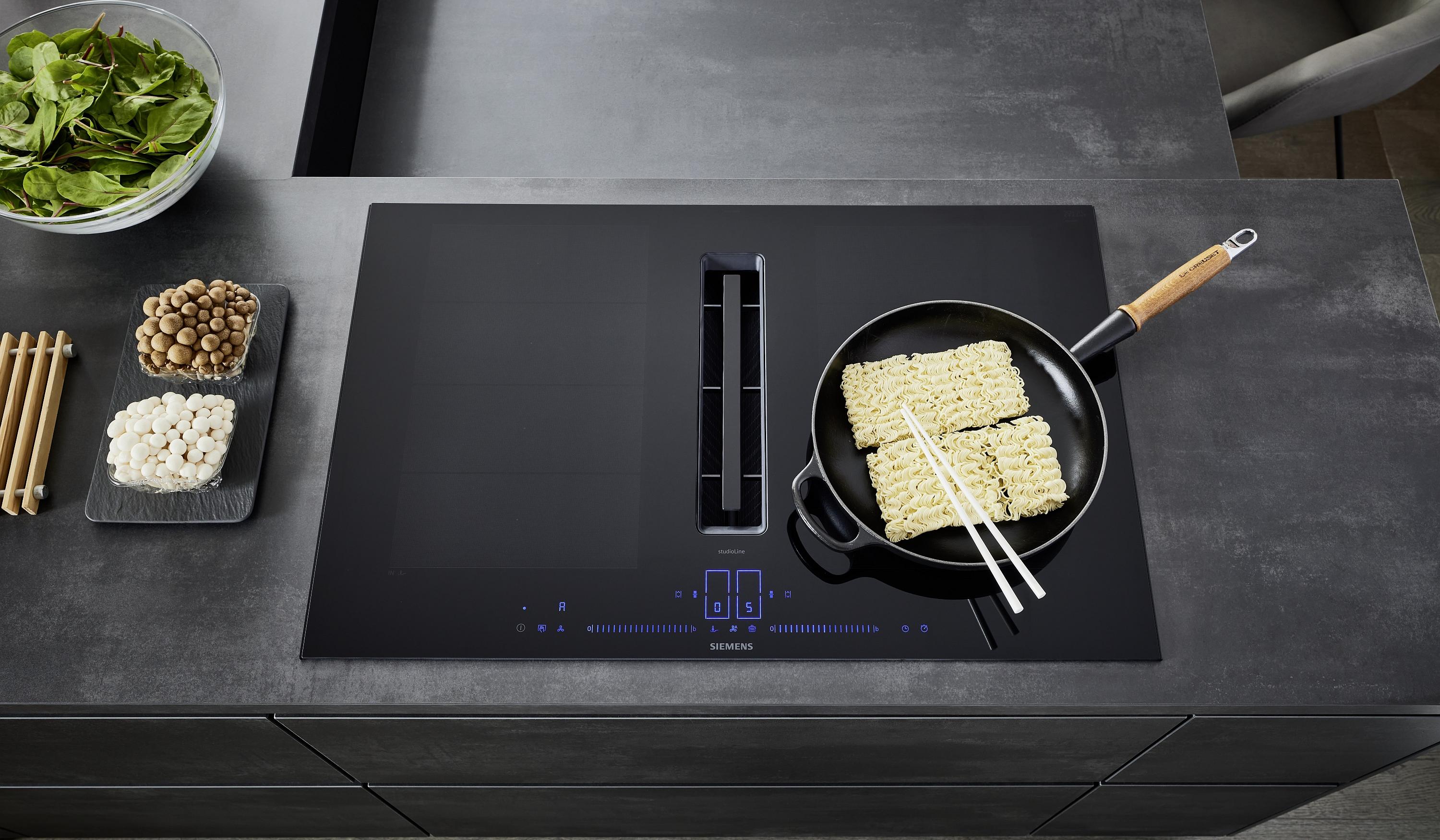 Siemens Induktionskochfeld mit Grillpfanne und Reisnudeln